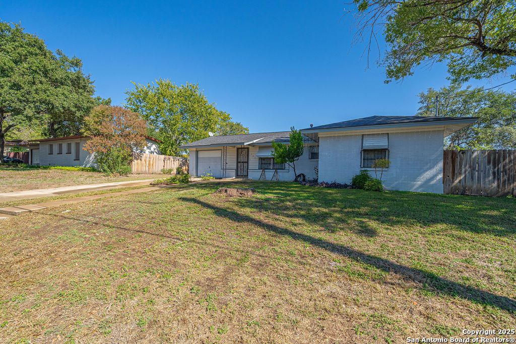 Photo of 106 Oakwood Dr, San Antonio, TX 78228 (MLS # 1922831)