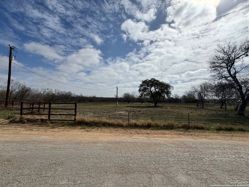 Photo of 115 County Road 779, Devine, TX 78016 (MLS # 1848323)