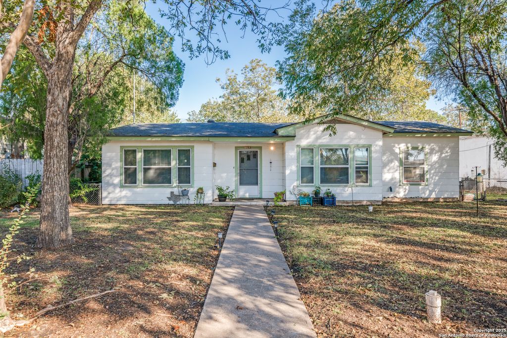 Photo of 1068 E Walnut, Seguin, TX 78155 (MLS # 1922221)