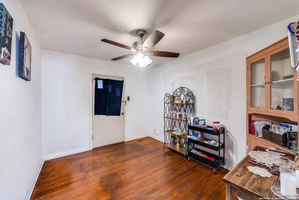 Photo of 1068 E Walnut, Seguin, TX 78155 (MLS # 1922221)