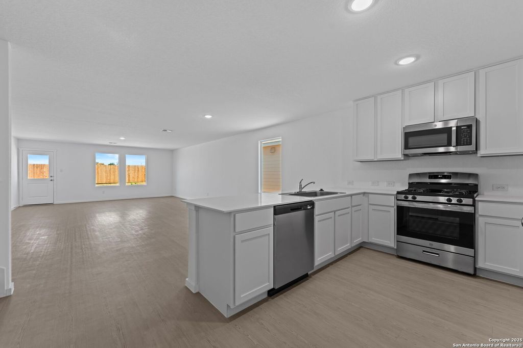 Photo of 121 Oak Hurst Dr, Floresville, TX 78114 (MLS # 1924568)