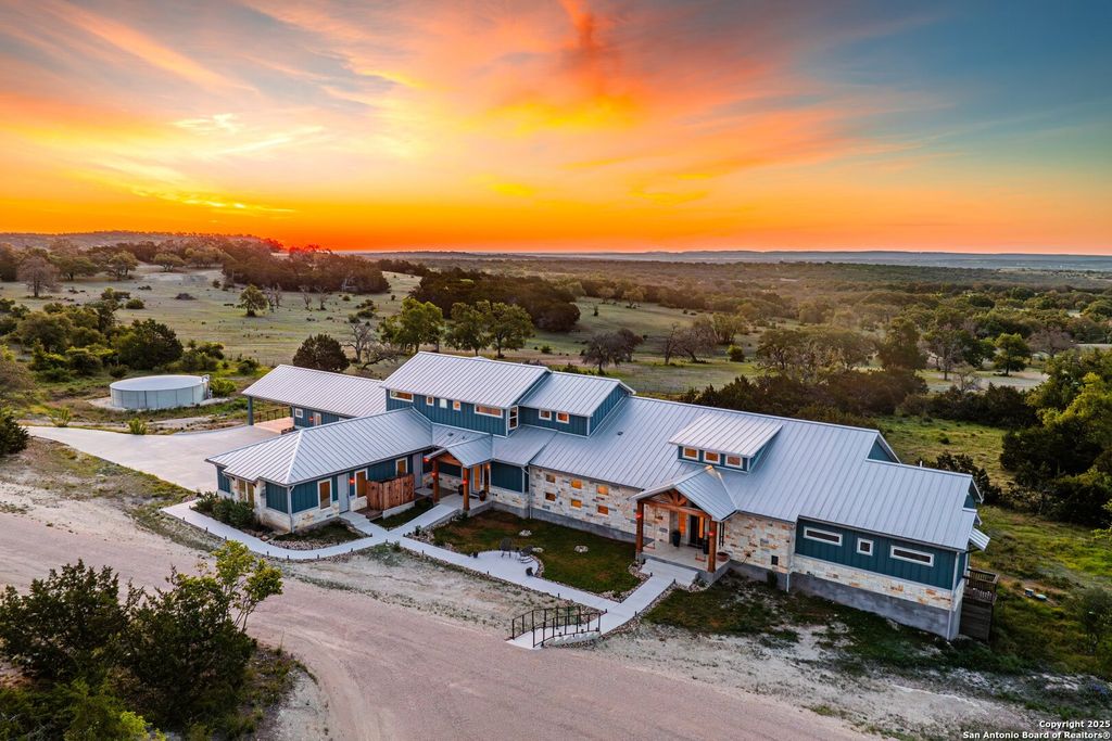 Photo of 554 Seven Falls Dr, Fredericksburg, TX 78624 (MLS # 1908422)