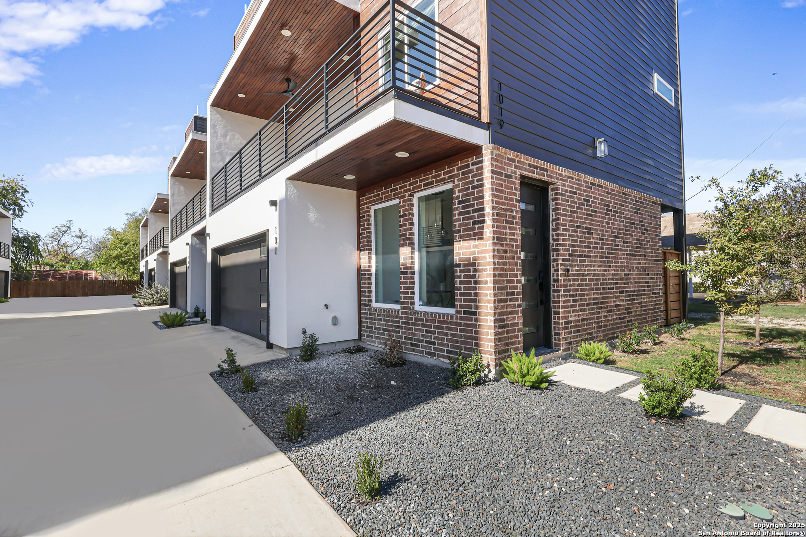 1019 S Hackberry Unit 101