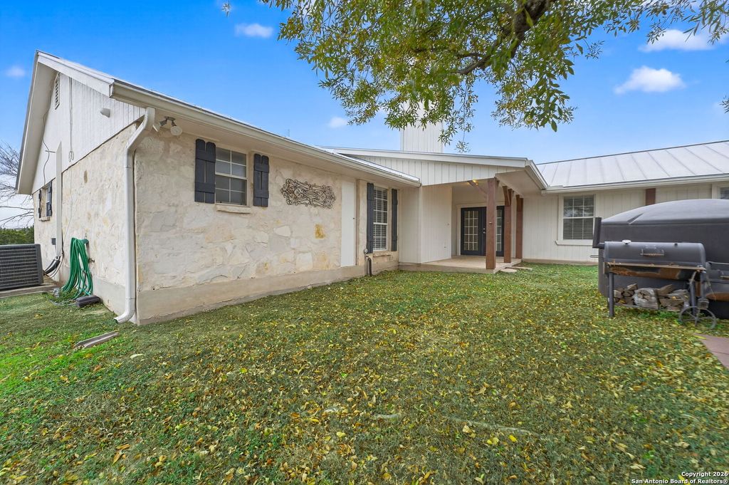 Photo of 5 Cedar Ridge, Boerne, TX 78006 (MLS # 1930978)