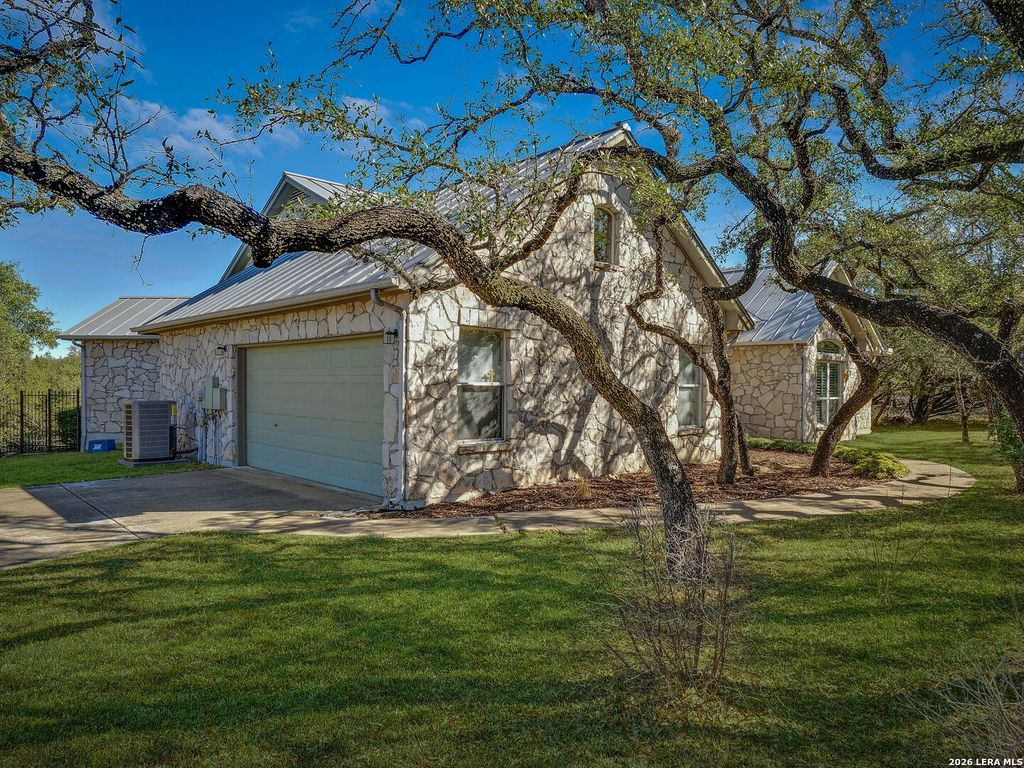 Photo of 7807 Rocking Horse Ln, Boerne, TX 78015 (MLS # 1948839)