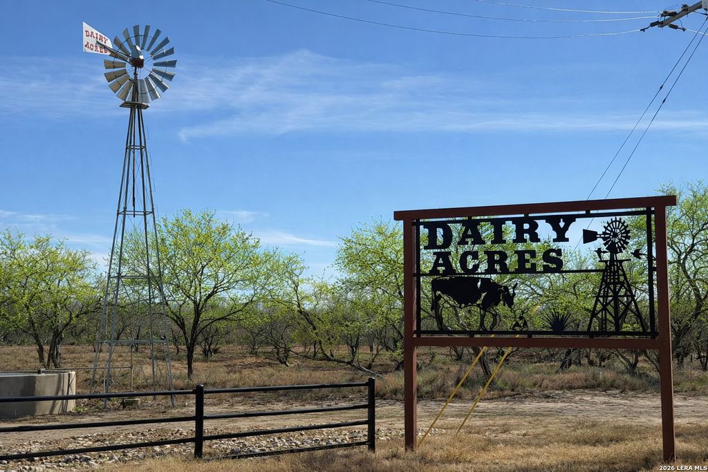 Photo of 105 Sylas Hayes, Pleasanton, TX 78064 (MLS # 1940439)