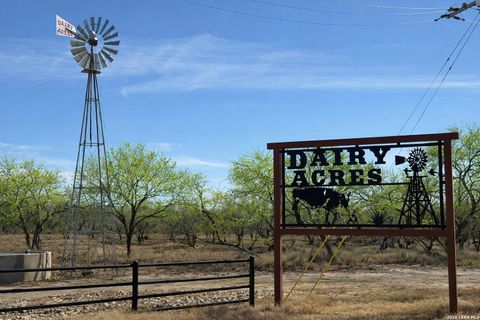 105 Sylas Hayes Pleasanton TX 78064