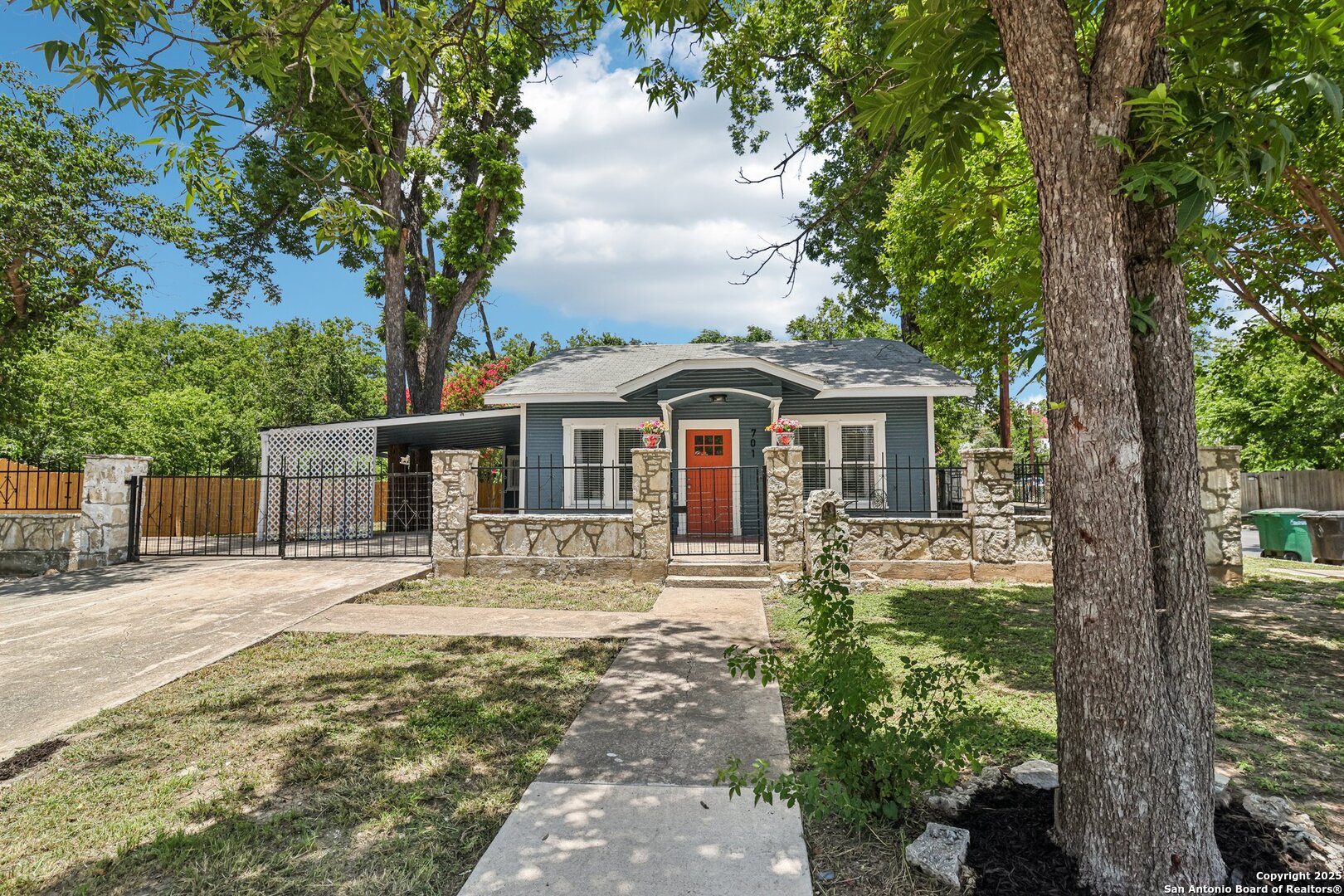 701 W Magnolia Ave