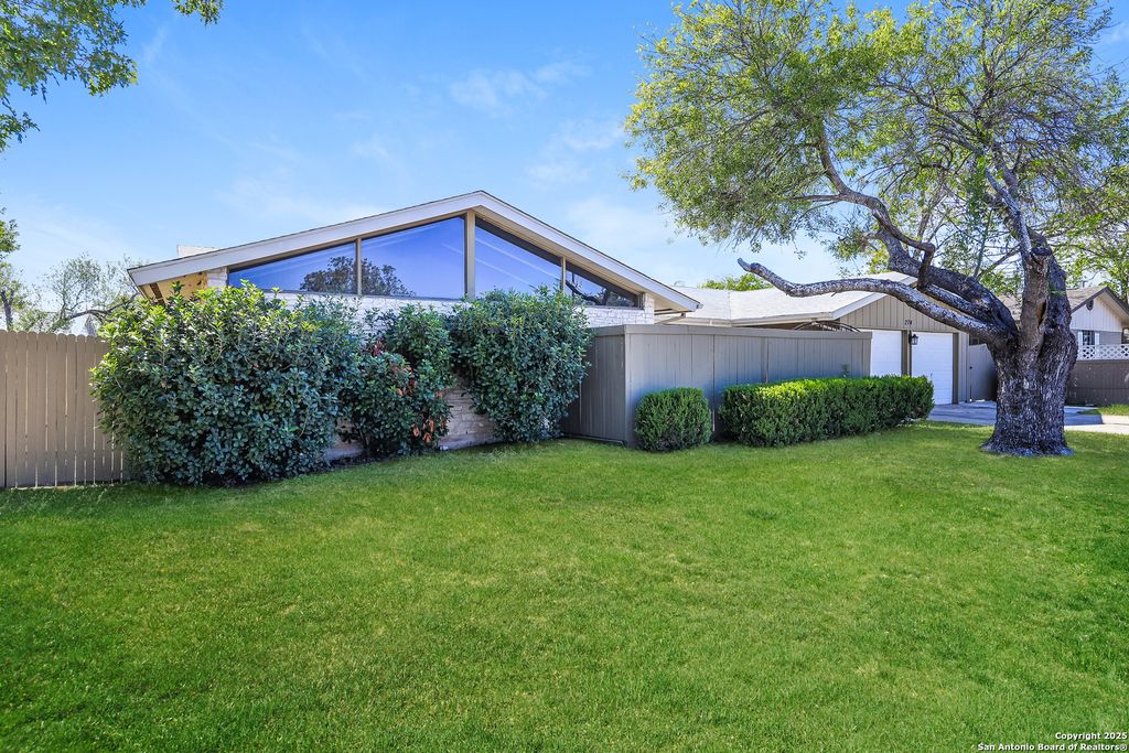 Photo of 274 Meadow Path, San Antonio, TX 78227 (MLS # 1926117)