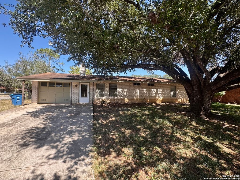 Photo of 512 Low Meadow, Pleasanton, TX 78064 (MLS # 1892760)