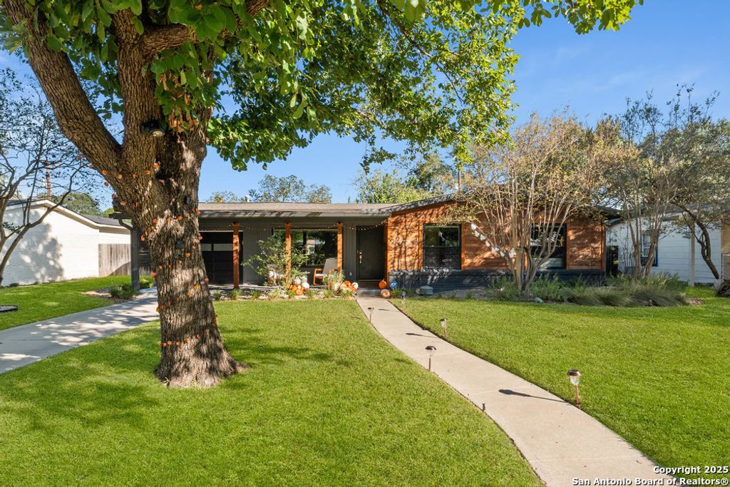 Photo of 623 E Nottingham Dr, San Antonio, TX 78209 (MLS # 1920473)