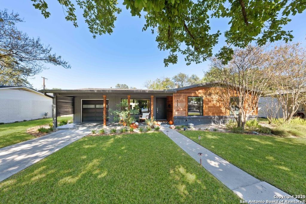 Photo of 623 E Nottingham Dr, San Antonio, TX 78209 (MLS # 1920473)