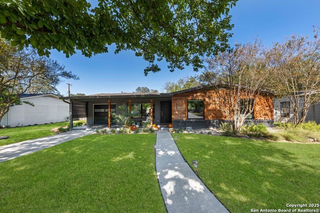 Photo of 623 E Nottingham Dr, San Antonio, TX 78209 (MLS # 1920473)