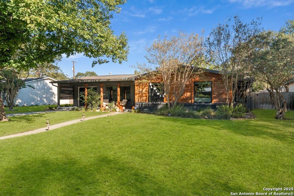 Photo of 623 E Nottingham Dr, San Antonio, TX 78209 (MLS # 1920473)