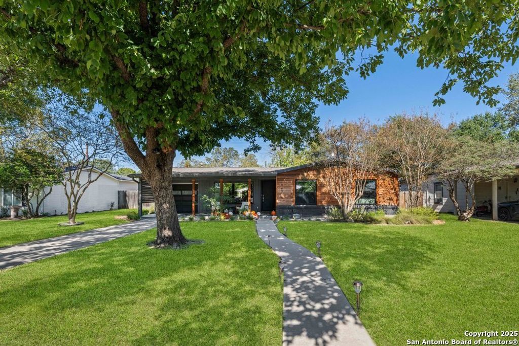 Photo of 623 E Nottingham Dr, San Antonio, TX 78209 (MLS # 1920473)