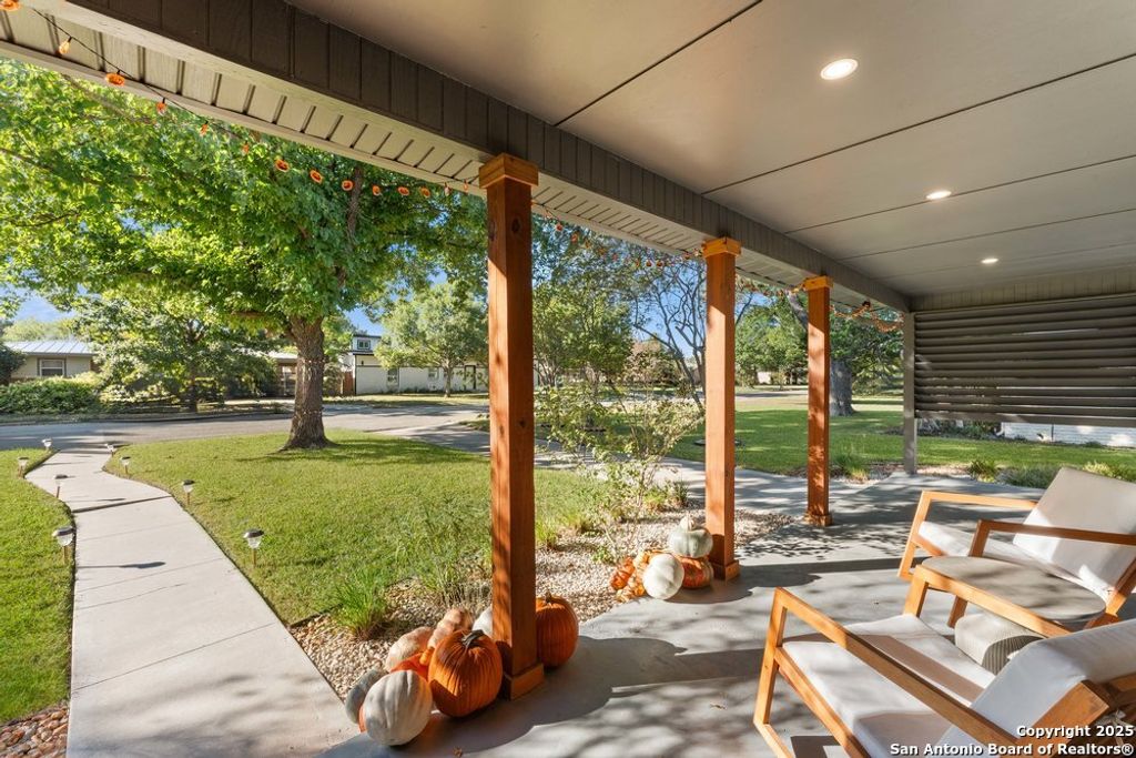 Photo of 623 E Nottingham Dr, San Antonio, TX 78209 (MLS # 1920473)