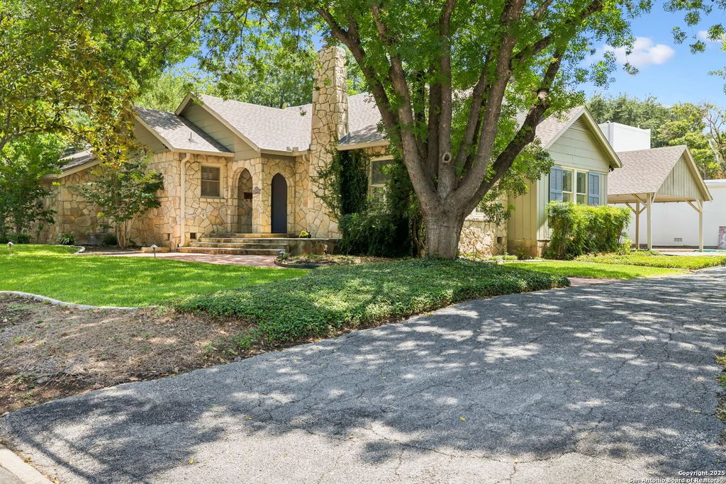 Photo of 102 Nacogdoches, San Antonio, TX 78209 (MLS # 1882556)