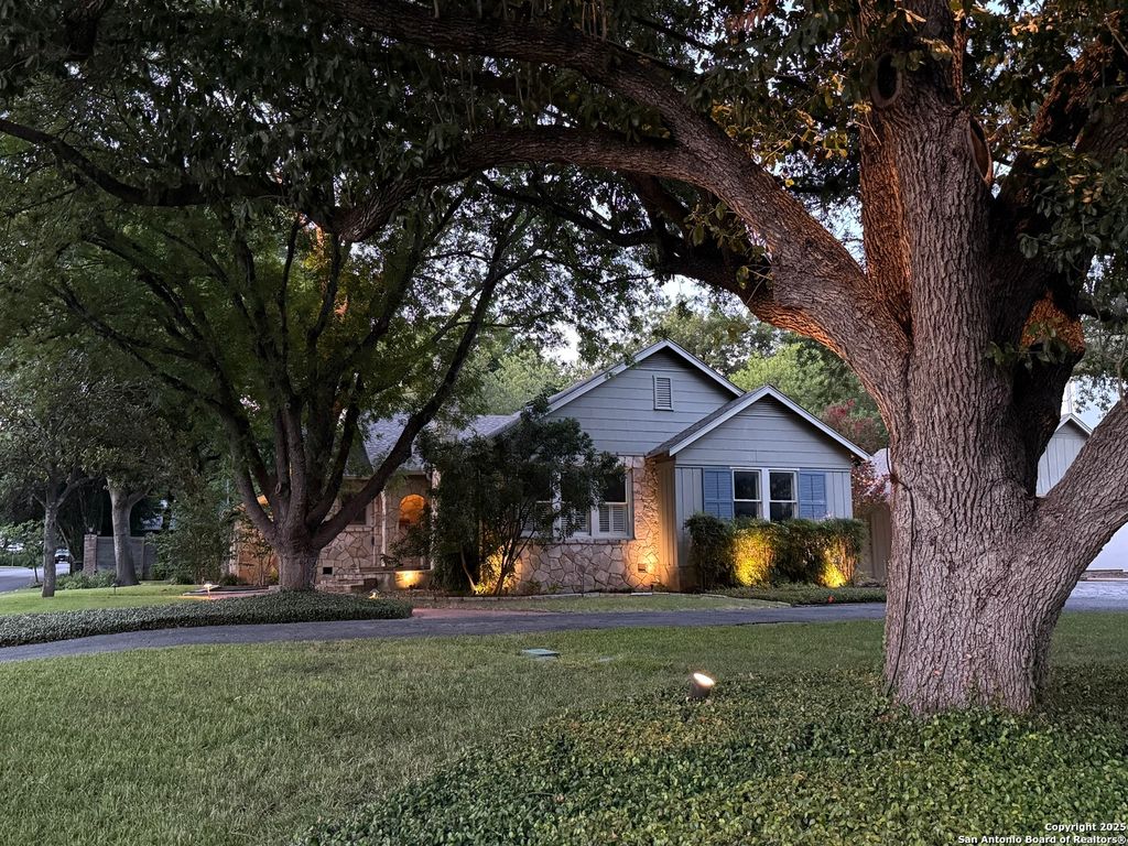 Photo of 102 Nacogdoches, San Antonio, TX 78209 (MLS # 1882556)