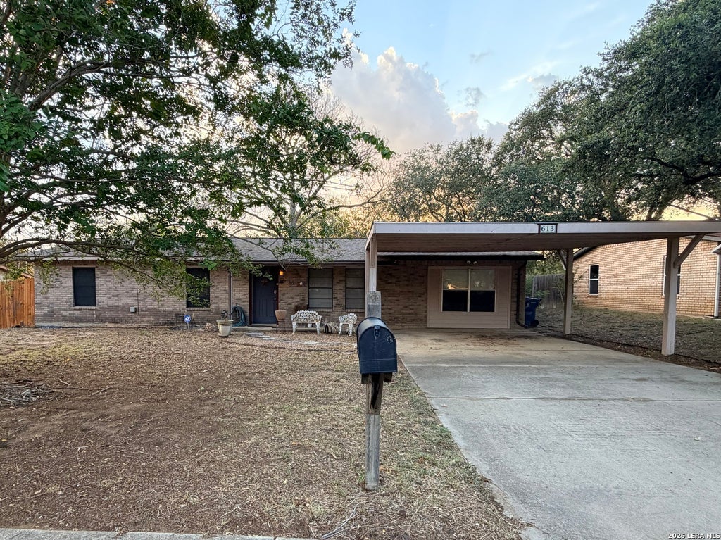 Photo of 613 VAL VERDE DR, Pleasanton, TX 78064 (MLS # 2012660)