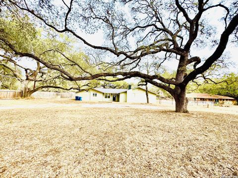 25 Sunrise Dr. Pleasanton TX 78064