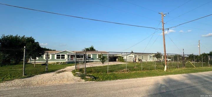 Photo 1 of 36 — 162 SASSMAN RD, Marion, TX 78124