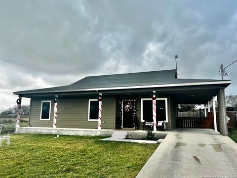 A home in Karnes City