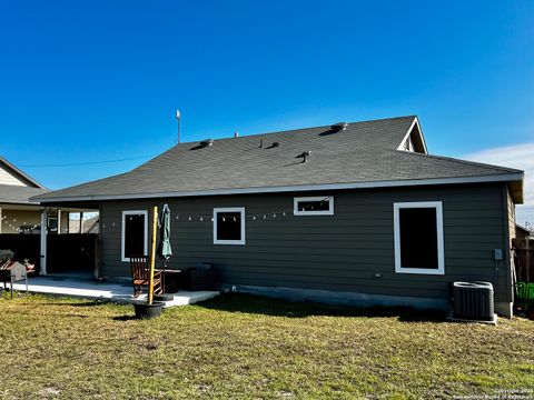 A home in Karnes City