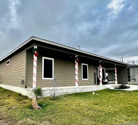 A home in Karnes City