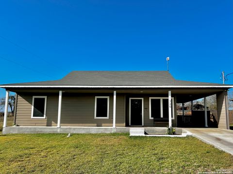 A home in Karnes City