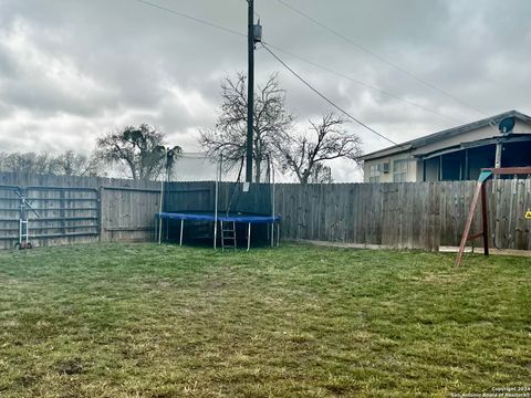 A home in Karnes City