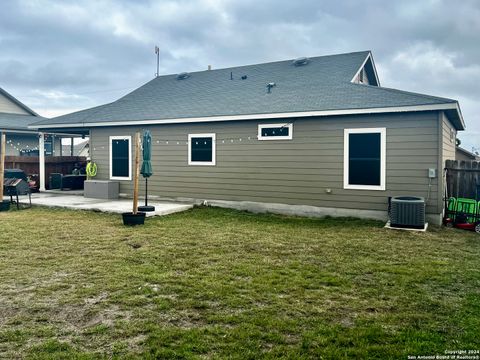 A home in Karnes City