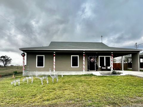 A home in Karnes City