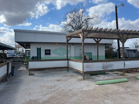 210 Kingsbury Seguin TX 78155