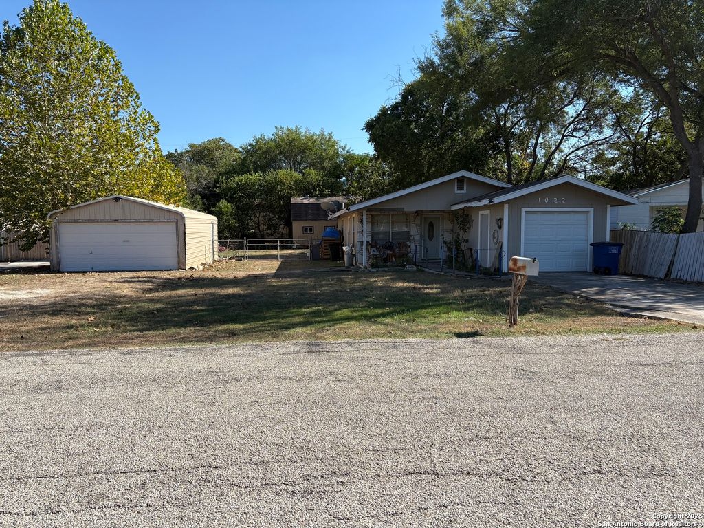 Photo of 1022 Plateau Rdg, New Braunfels, TX 78132 (MLS # 1918659)