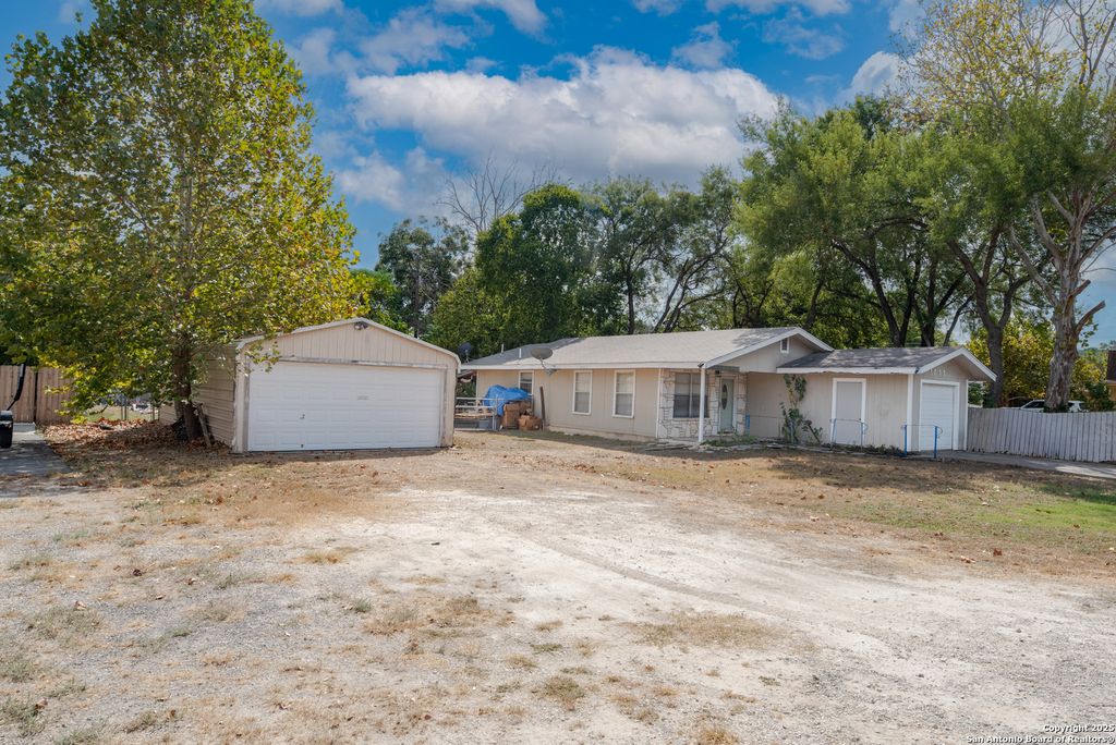 Photo of 1022 Plateau Rdg, New Braunfels, TX 78132 (MLS # 1918659)