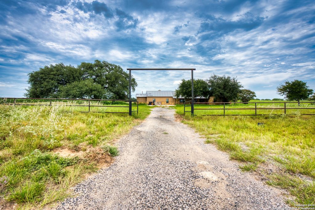 Photo of 870 County Road 761, Devine, TX 78016 (MLS # 1886286)