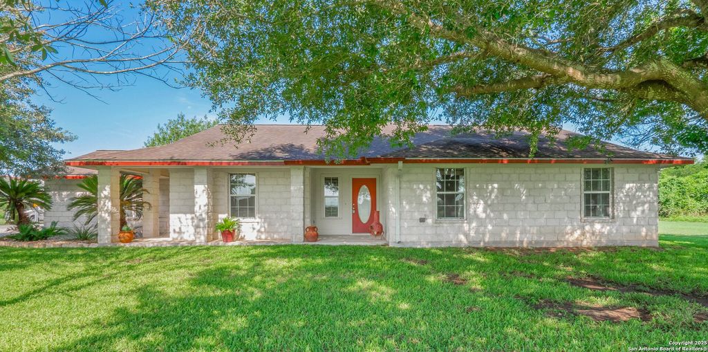 Photo of 658 Lakeview Dr, Seguin, TX 78155 (MLS # 1882416)