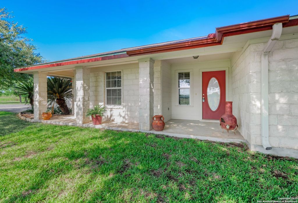 Photo of 658 Lakeview Dr, Seguin, TX 78155 (MLS # 1882416)