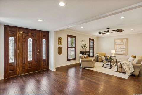 100 lochaven Castle Hills TX 78213