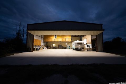 121 PITTS LN Marion TX 78124