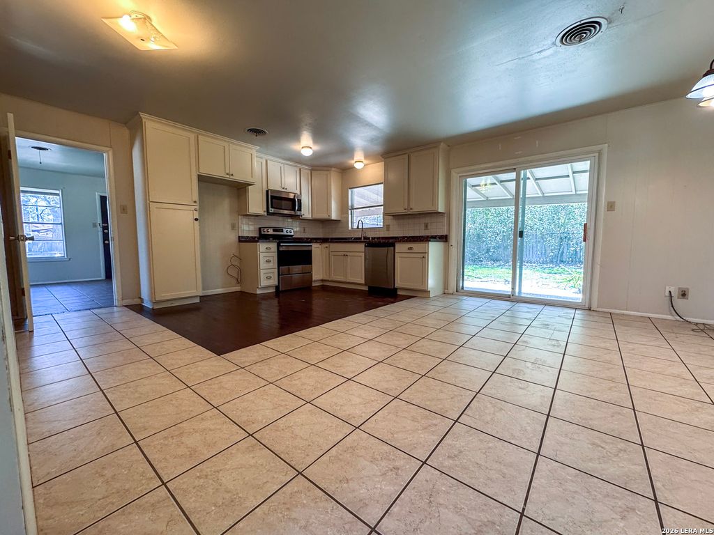 Photo of 215 Oak Park, Boerne, TX 78006 (MLS # 1953039)