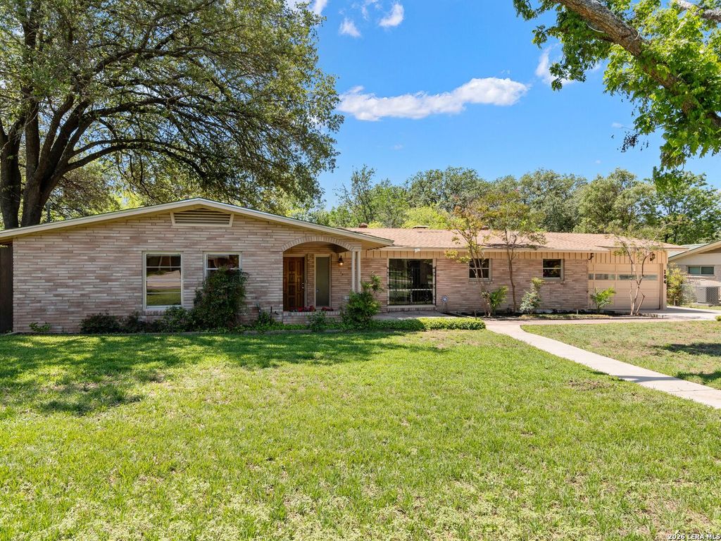 Photo of 104 Herweck Drive, Castle Hills, TX 78213 (MLS # 1964810)