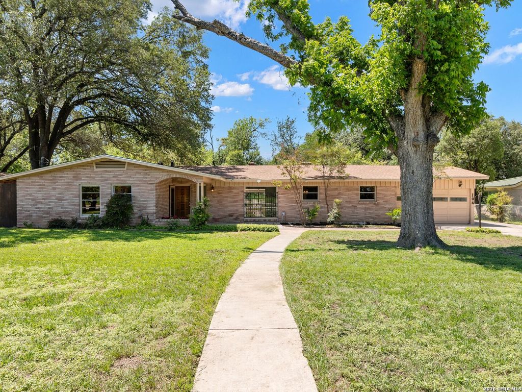 Photo of 104 Herweck Drive, Castle Hills, TX 78213 (MLS # 1964810)