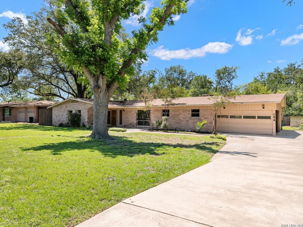 Photo of 104 Herweck Drive, Castle Hills, TX 78213 (MLS # 1964810)