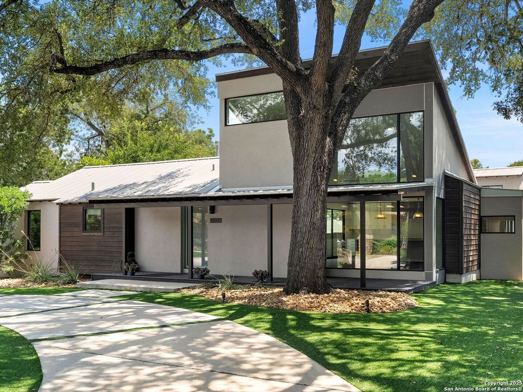 Photo of 144 E Oakview Place, San Antonio, TX 78209 (MLS # 1891154)
