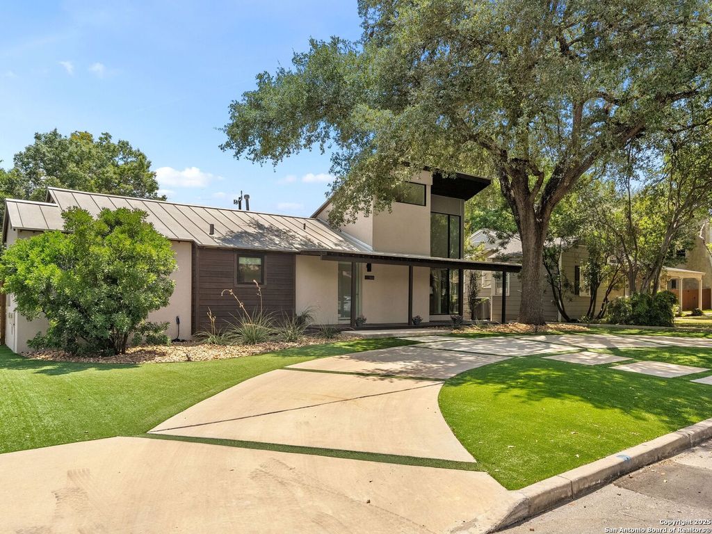 Photo of 144 E Oakview Place, San Antonio, TX 78209 (MLS # 1891154)