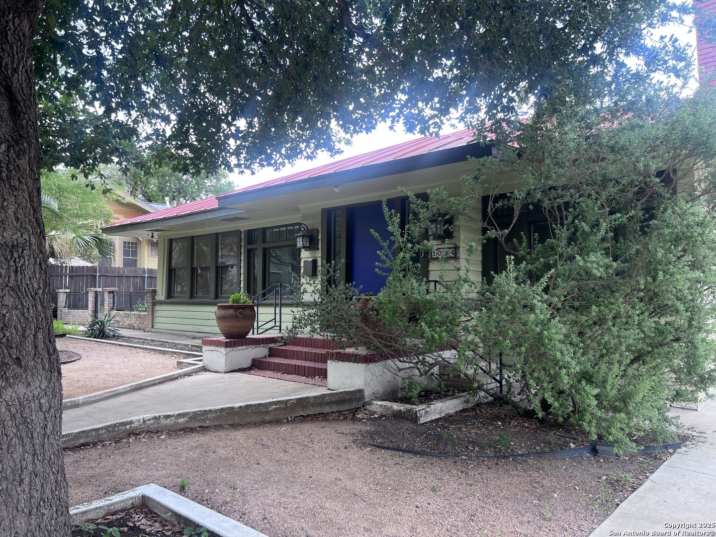 1024 W Mistletoe