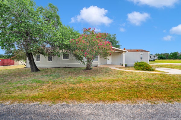 113 9TH ST, NATALIA, TX 78059 - Image 70e58bbfa92e7c5ab8ef3c995da5453e/3961704386