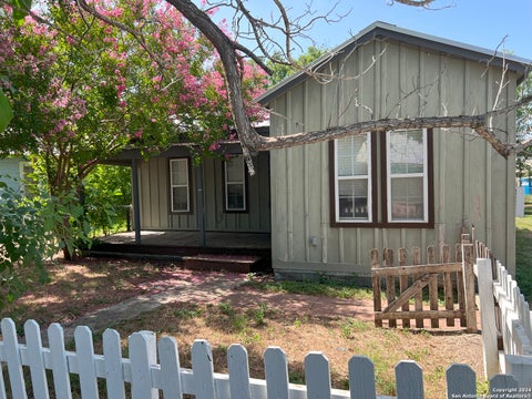 Photo of 213 W SCHULZ ST, Marion, TX 78124 (MLS # 2015337)