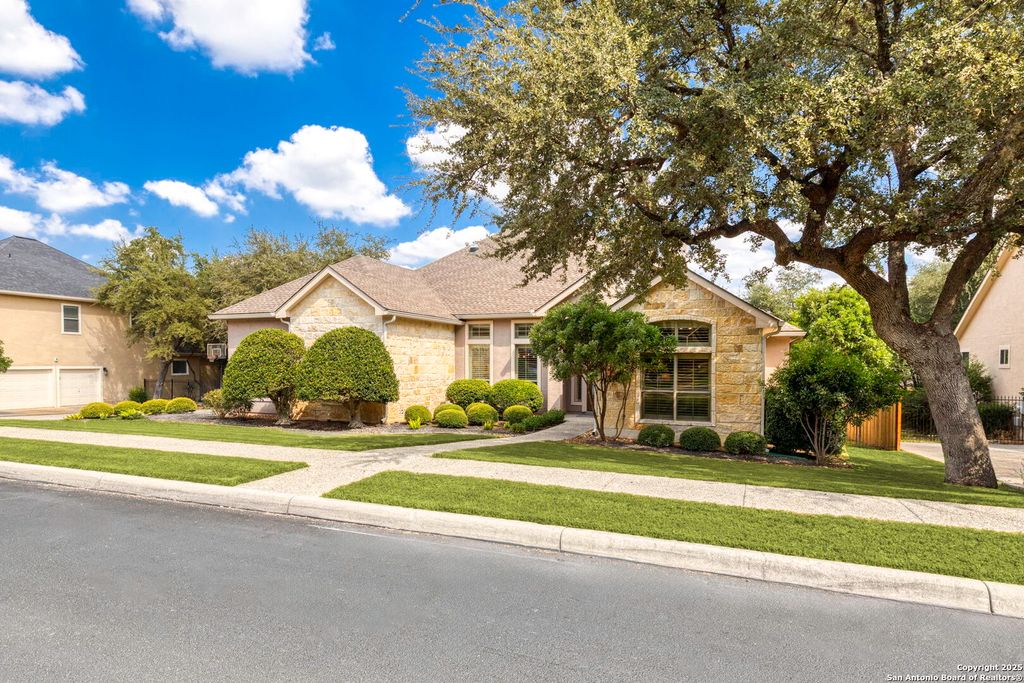 Photo of 114 Candelaria, Helotes, TX 78023 (MLS # 1916406)